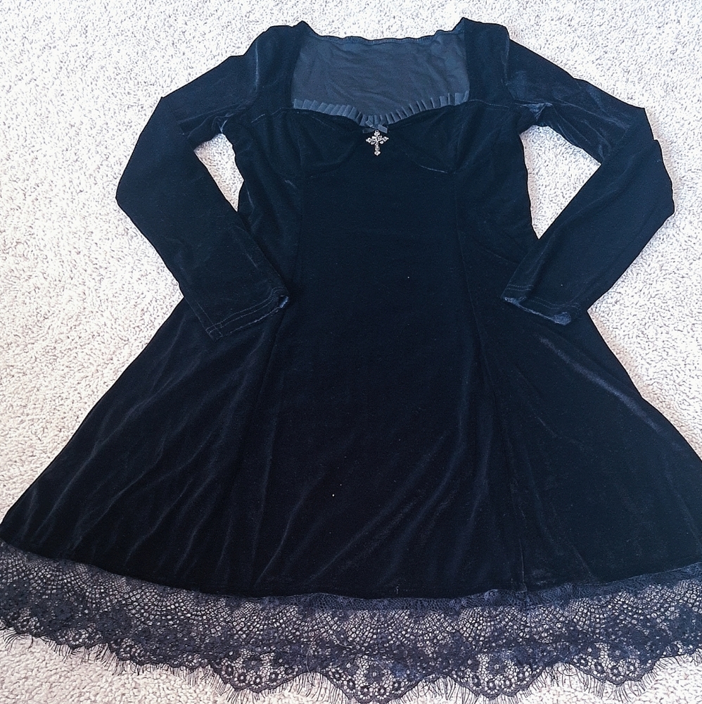 Women Black Long Sleeve Velvet Dress.